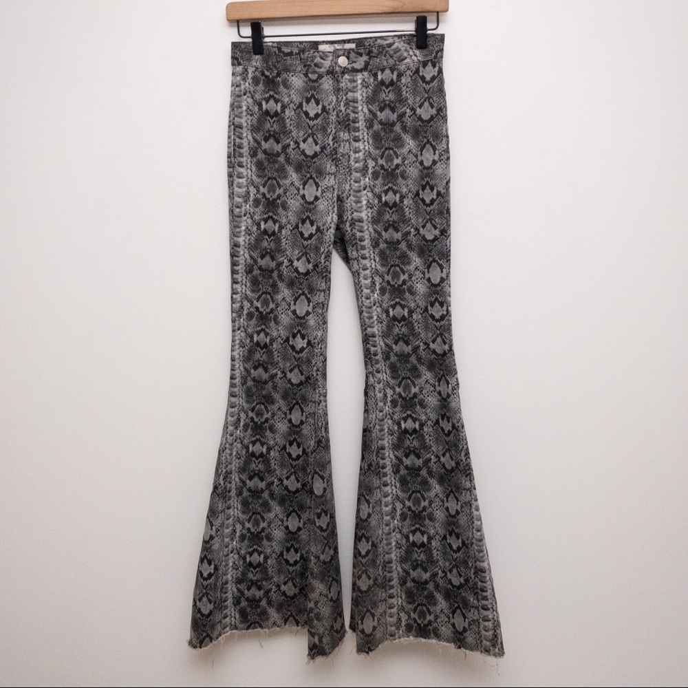 FREE PEOPLE Just Float On Flare Printed Jeans Snakeskin Size 27 - Picture 4 of 9